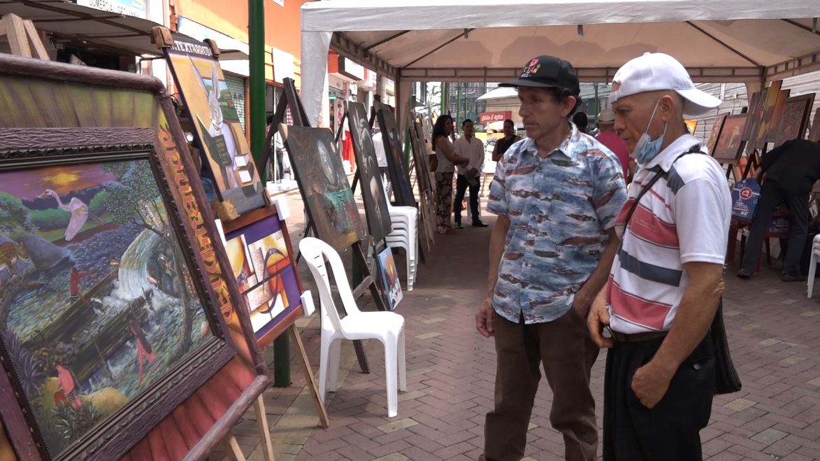 DOCE ARTISTAS REALIZARON UNA EXPOSICIÓN DE PINTURA EN LA CALLE PADRE DOMINICOS