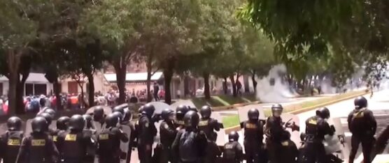 PUNO RINDE TRIBUTO A LOS FALLECIDOS EN LAS PROTESTAS EN PERÚ