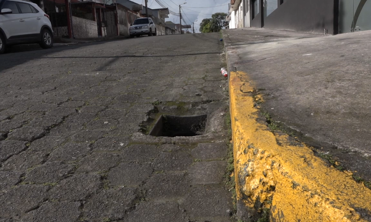 2 TAPAS DE ALCANTARILLA Y 3 REJILLAS FUERON ROBADAS EN LA AVENIDA TSAFIQUI
