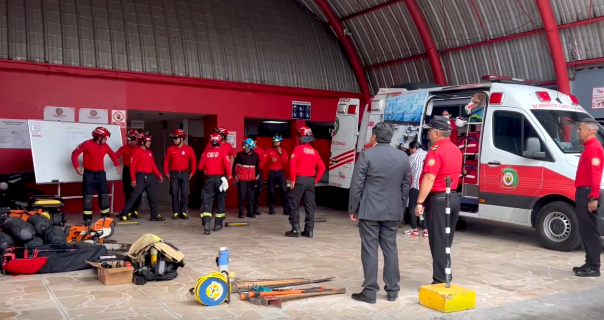 PERSONAL DEL CUERPO DE BOMBEROS DE SANTO DOMINGO SE TRASLADÓ A ALAUSÍ