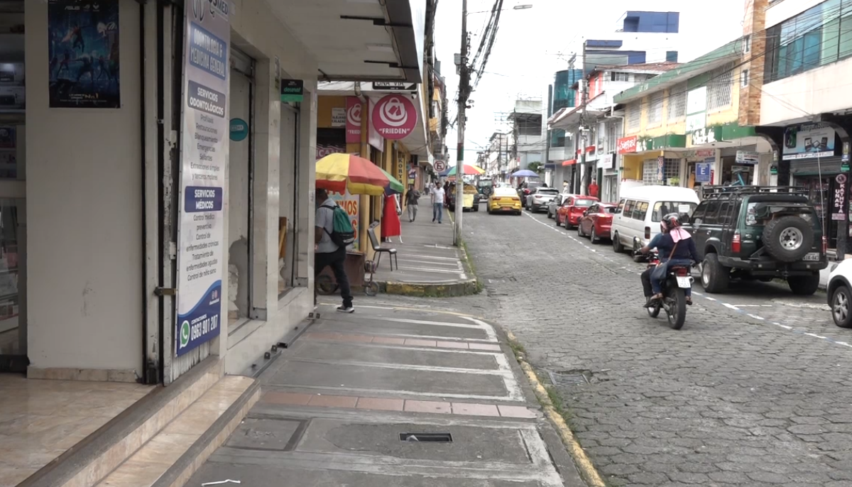 PERSISTEN LAS QUEJAS CIUDADANAS DEBIDO AL MAL ESTADO QUE PRESENTA LA CALLE TULCÁN