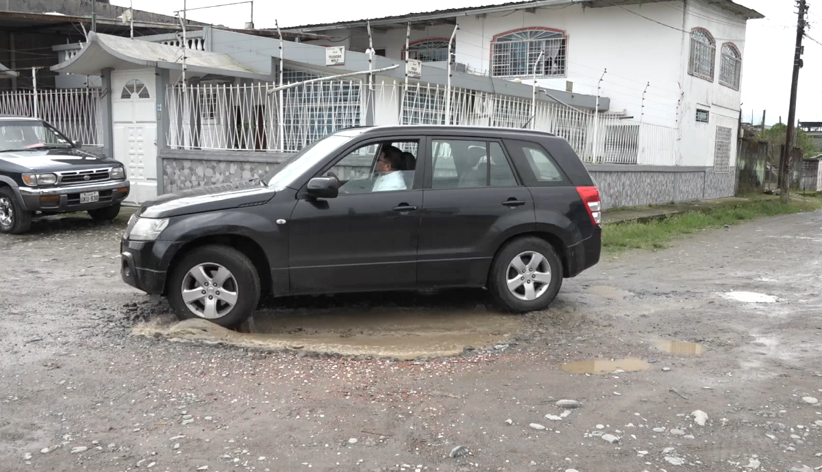 CALLE ISLA ESPAÑOLA Y TEODORO MALDONADO ESTÁN EN PÉSIMO ESTADO