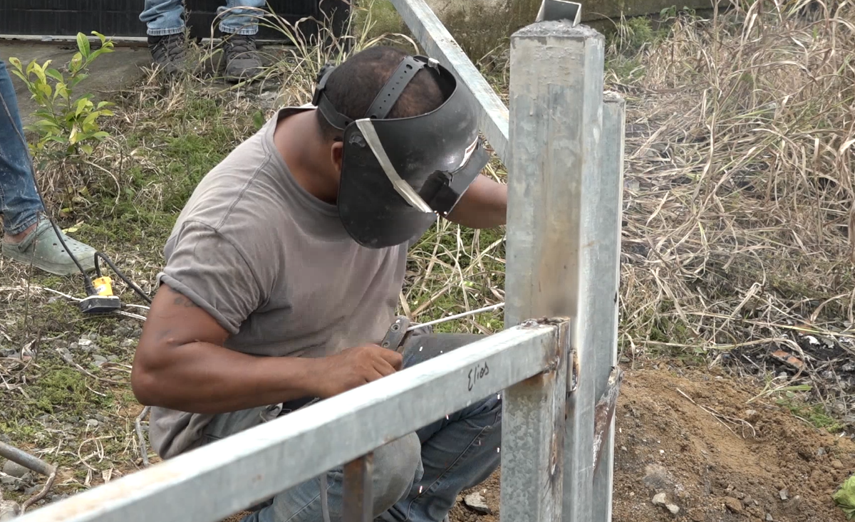 MORADORES DE SAN JUAN DE RÍO VERDE, EN SANTO DOMINGO CERRARON LOS ACCESOS VIALES DEL SECTOR POR SEGURIDAD