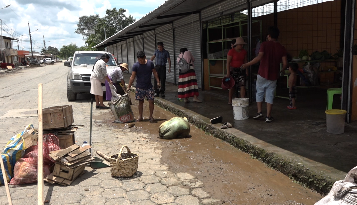 CONTINÚAN LAS LABORES DE LIMPIEZA EN HOGARES EN VALLE HERMOSO TRAS EL DESBORDAMIENTO DEL RÍO BLANCO