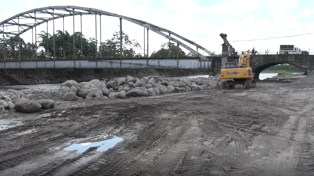 UN MURO DE ESCOLLERAS SE CONSTRUYE A ORILLAS DEL RÍO BLANCO, EN VALLE HERMOSO