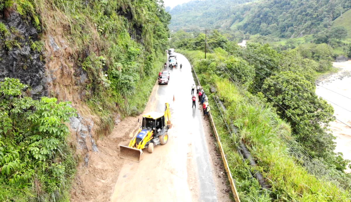 DEBIDO A LOS CONSTANTES DESLIZAMIENTOS, LA CIRCULACIÓN VEHICULAR SE PARALIZA