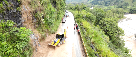 DEBIDO A LOS CONSTANTES DESLIZAMIENTOS, LA CIRCULACIÓN VEHICULAR SE PARALIZA