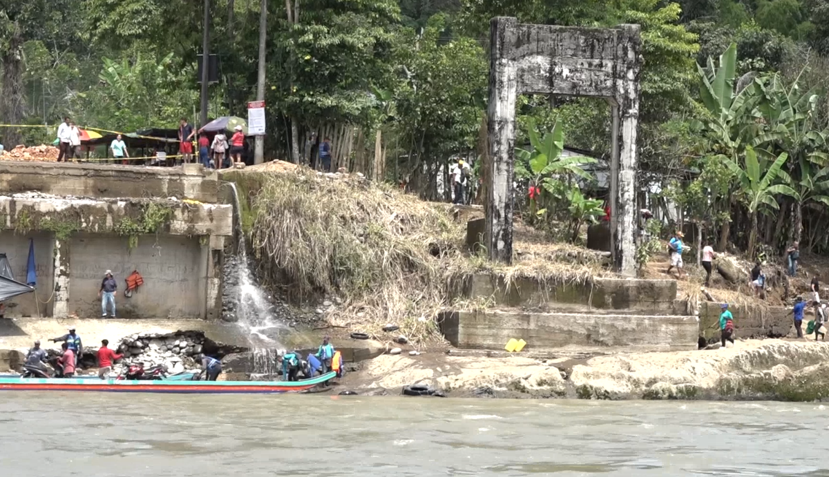 LOS HABITANTES DE PUERTO QUITO SE MOVILIZAN EN CANOA HACIA LA CONCORDIA