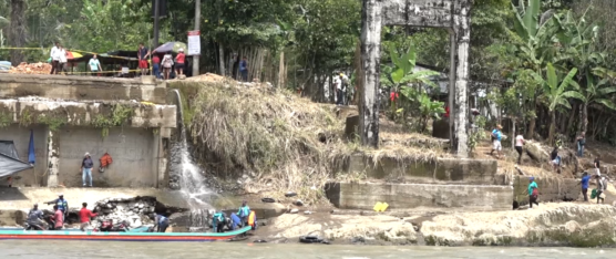 LOS HABITANTES DE PUERTO QUITO SE MOVILIZAN EN CANOA HACIA LA CONCORDIA
