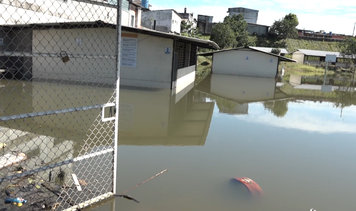 LA AVENIDA LOS COLONOS, EN LA ENTRADA A LA COOPERATIVA MODELO, SE ENCUENTRA CERRADA