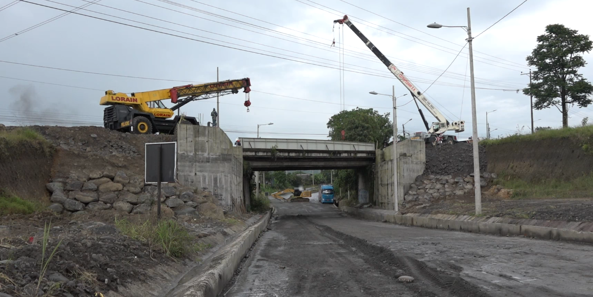 HABILITAN EL PASO VEHICULAR EN EL PUENTE EN EL SECTOR DE KFC