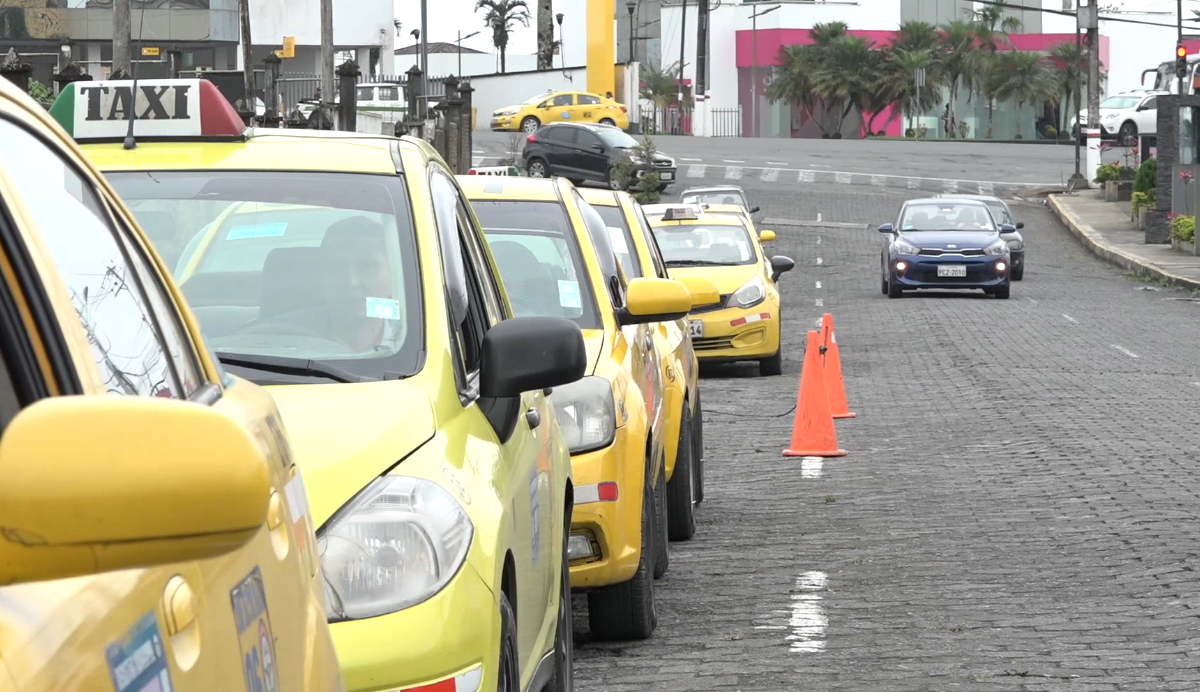 EL CONCEJO MUNICIPAL DE SANTO DOMINGO EVALÚA SUBIR LA TARIFA BASE DE LOS TAXISTAS