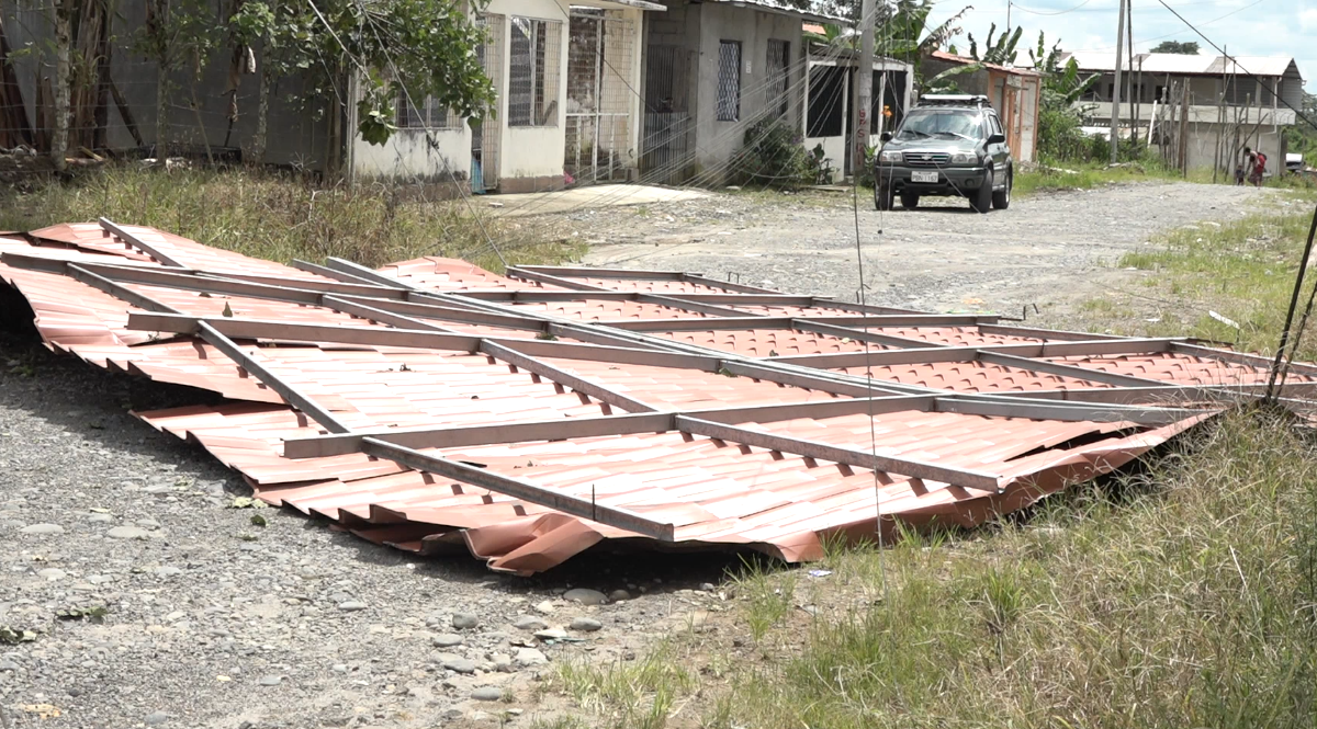 LOS FUERTES VIENTOS DE ESTE MARTES SE LLEVARON VARIOS TECHOS DE CASAS