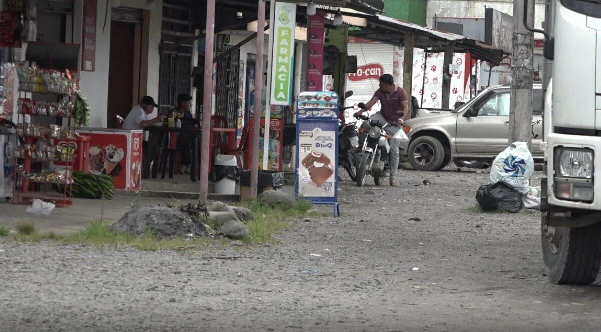 DOS DELINCUENTES ASALTARON A UN HOMBRE MIENTRAS SE ENCONTRABA EN UN LOCAL COMERCIAL EN SANTO DOMINGO