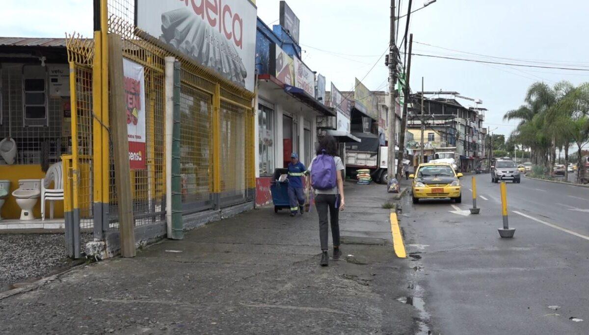 DE DOS A TRES ROBOS DIARIOS REPORTAN LOS COMERCIANTES DE LA AVENIDA ESMERALDAS