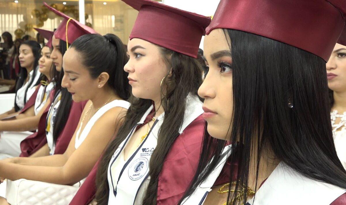 300 JÓVENES CULMINARON EL TALLER “APRENDE Y EMPRENDE”