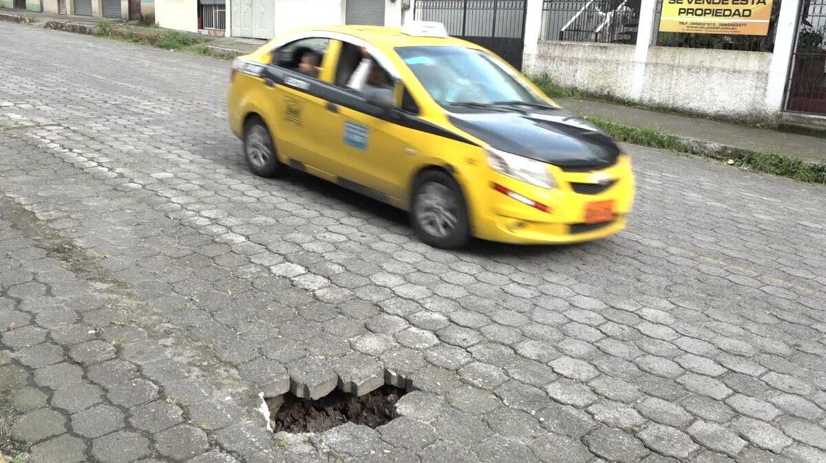 UN SOCAVÓN SE FORMÓ EN LA CALLE RÍO ZAMORA