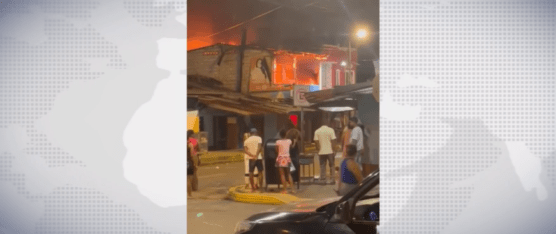 UN INCENDIO QUEMÓ CASI POR COMPLETO LA VIVIENDA DE UNA FAMILIA EN EL BARRIO MALECÓN RÍO QUININDÉ