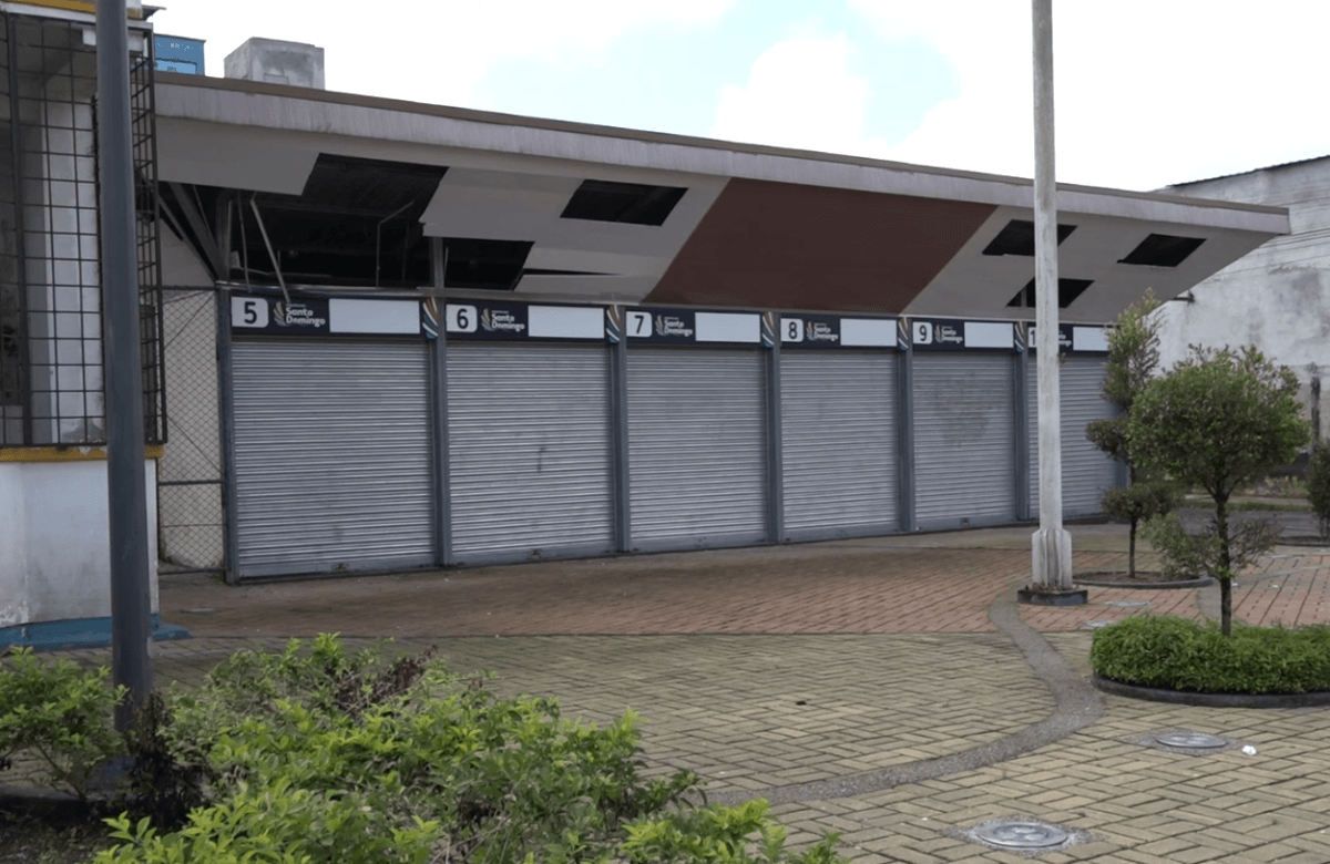 LOS 92 LOCALES CONSTRUIDOS EN DIFERENTES TERRENOS MUNICIPALES DE SANTO DOMINGO LUCEN DETERIORADOS