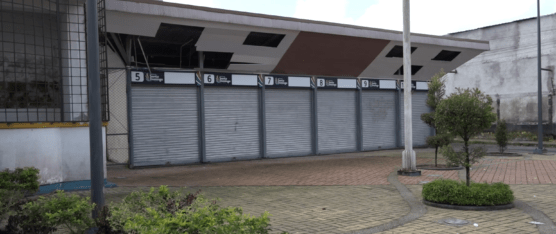 LOS 92 LOCALES CONSTRUIDOS EN DIFERENTES TERRENOS MUNICIPALES DE SANTO DOMINGO LUCEN DETERIORADOS