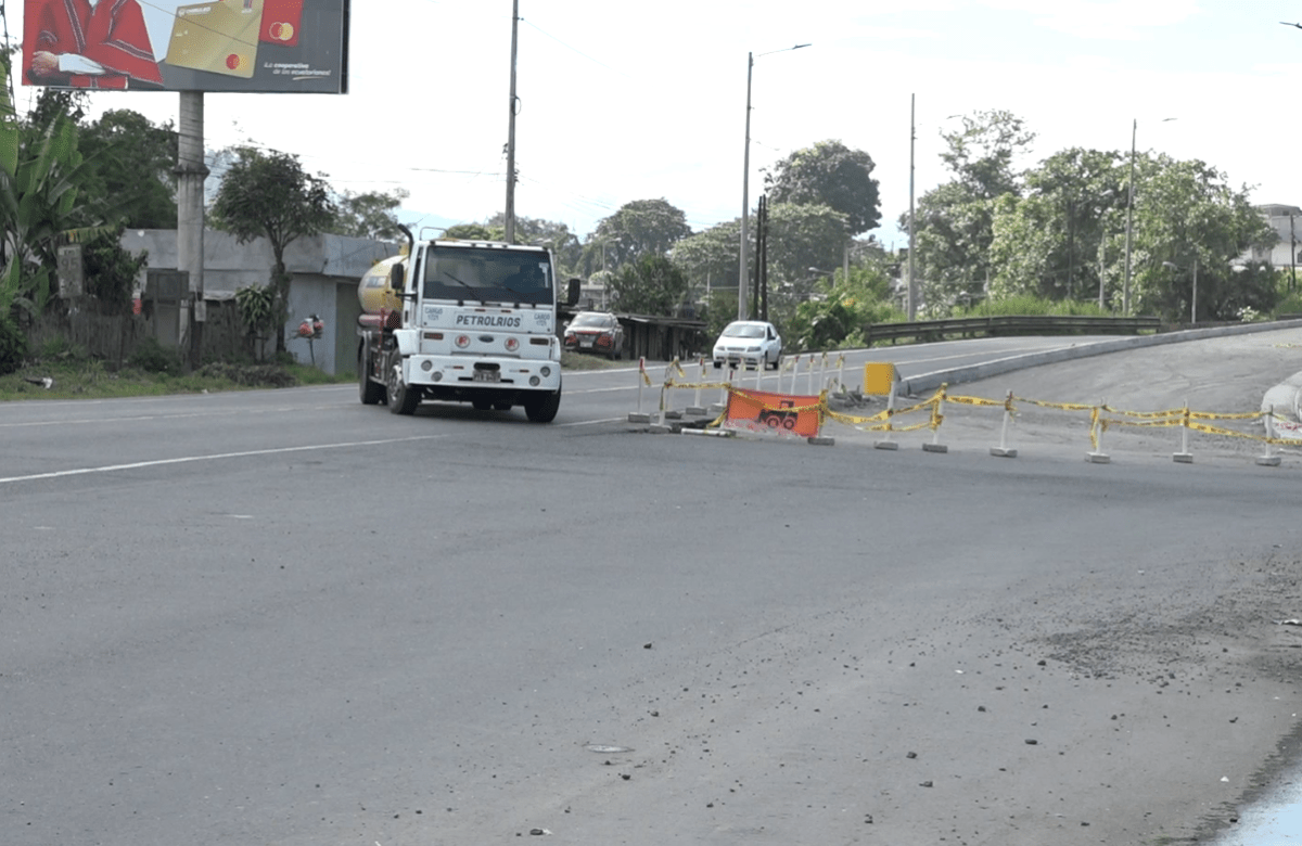 CIRCULAR POR EL KILÓMETRO 5 Y MEDIO DE LA VÍA QUITO SIGUE GENERANDO PROBLEMAS PARA LOS CONDUCTORES