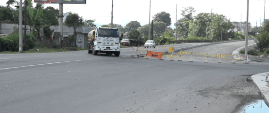 CIRCULAR POR EL KILÓMETRO 5 Y MEDIO DE LA VÍA QUITO SIGUE GENERANDO PROBLEMAS PARA LOS CONDUCTORES