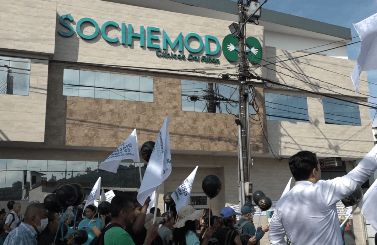 PACIENTES, FAMILIARES Y PERSONAL MÉDICO DE LA CLÍNICA SOCIHEMOD DESARROLLARON UN PLANTÓN EN LA AVENIDA CHONE