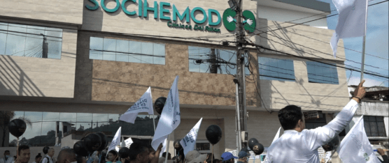 PACIENTES, FAMILIARES Y PERSONAL MÉDICO DE LA CLÍNICA SOCIHEMOD DESARROLLARON UN PLANTÓN EN LA AVENIDA CHONE