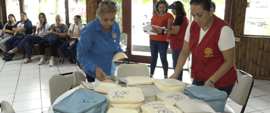 EL CLUB ROTARIO TSÁCHILA ENTREGÓ VARIAS PRÓTESIS MAMARIAS A MUJERES CON CÁNCER