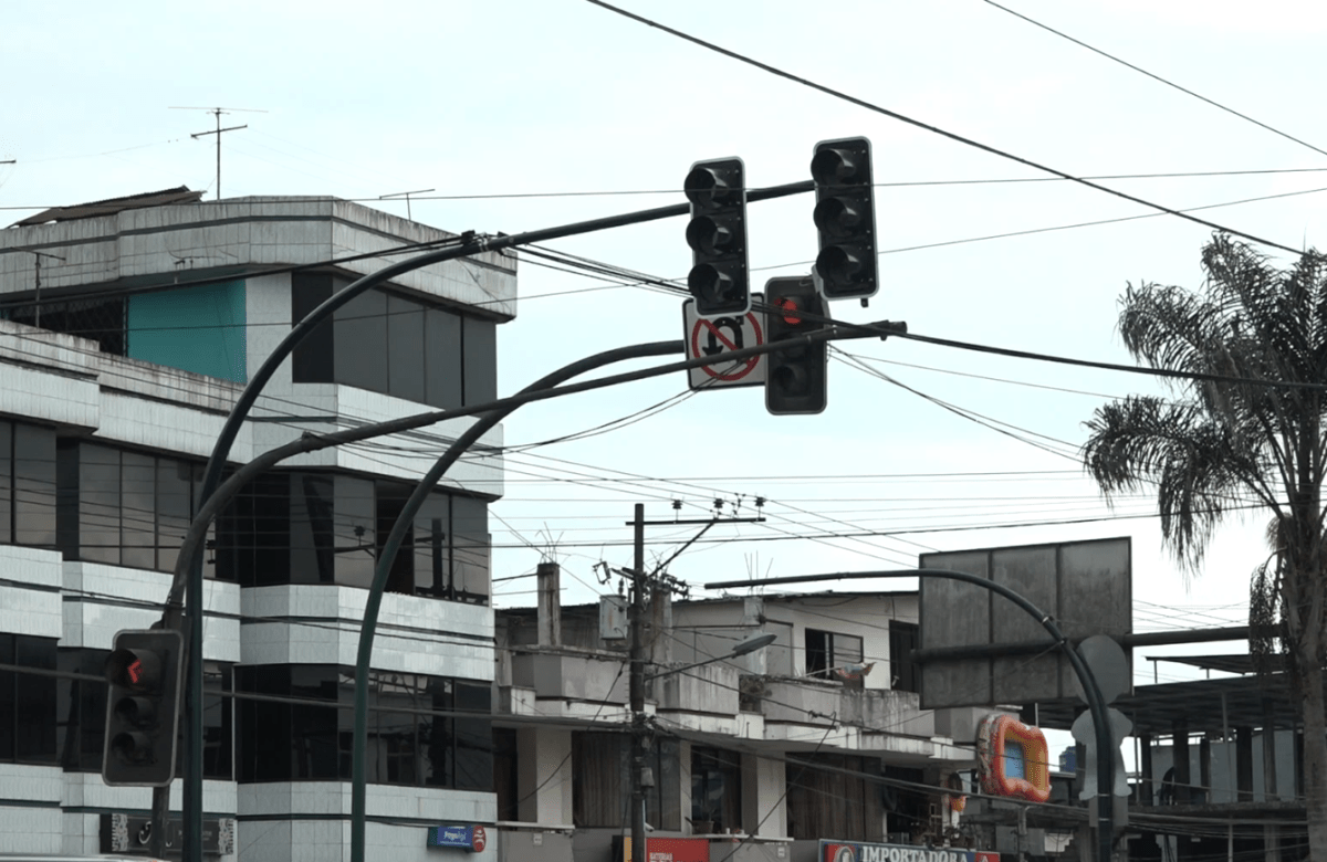 VARIAS INTERSECCIONES DE LA CIUDAD TIENEN LOS SEMÁFOROS FUERA DE SERVICIO
