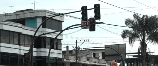 VARIAS INTERSECCIONES DE LA CIUDAD TIENEN LOS SEMÁFOROS FUERA DE SERVICIO