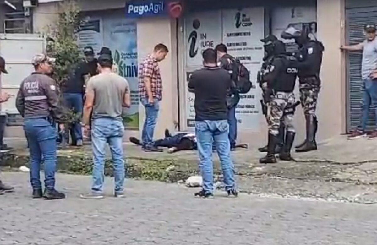 UN PRESUNTO SICARIO FUE ABATIDO A POCOS METROS DE LA FISCALÍA DE SANTO DOMINGO DE LOS TSÁCHILAS