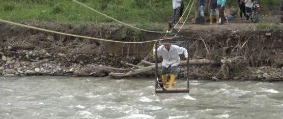 HABITANTES DE LA ISLA SARAYACU CONSTRUYERON UNA TARABITA PARA CRUZAR EL RÍO