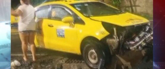 LA NOCHE DEL MARTES UN TAXI SE ESTRELLÓ CONTRA UNO DE LOS SEPARADORES DEL PUENTE CERCANO AL KFC