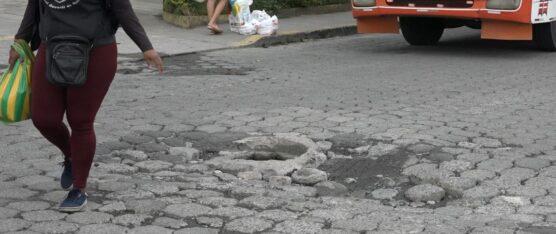 UNA ALCANTARILLA DESTAPADA EN LA CALLE JULIO CÉSAR BERMEO ESTÁ CAUSANDO PROBLEMAS