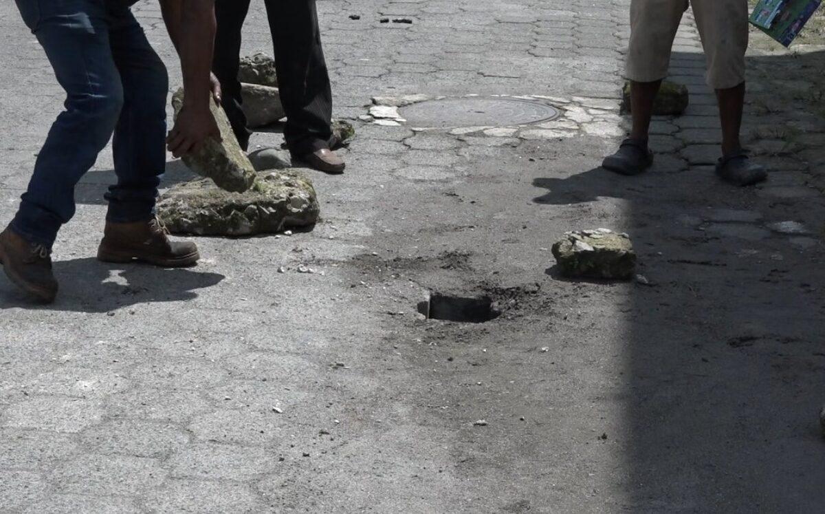 UN SOCAVÓN SE FORMÓ EN LA CALLE AMAZONAS DE LA AURORA