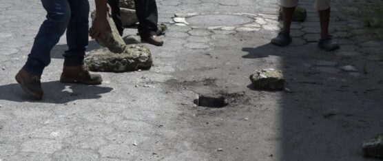 UN SOCAVÓN SE FORMÓ EN LA CALLE AMAZONAS DE LA AURORA