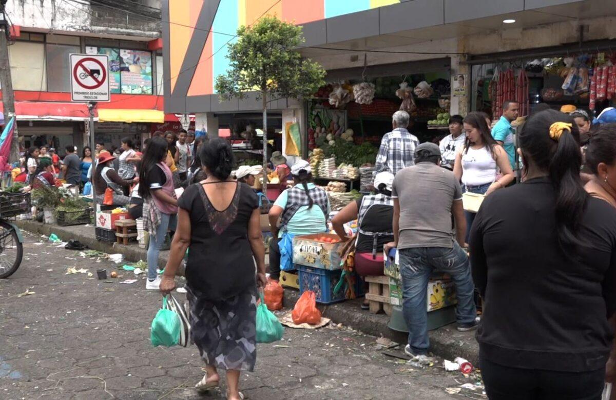 EL FIN DE SEMANA PROLIFERA EL COMERCIO INFORMAL EN LA CALLE AMBATO