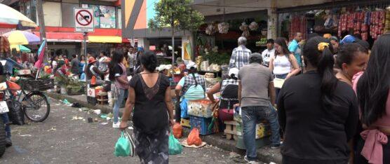 EL FIN DE SEMANA PROLIFERA EL COMERCIO INFORMAL EN LA CALLE AMBATO