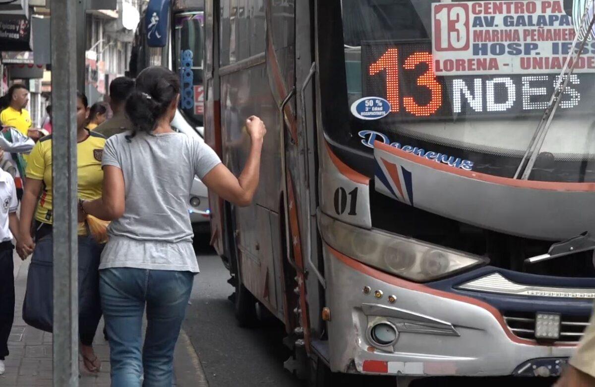 EL MIEDO HA RETORNADO EN LOS CIUDADANOS QUE ESPERAN EL BUS ENTRE LA CALLE AMBATO Y LA AV. GALÁPAGOS