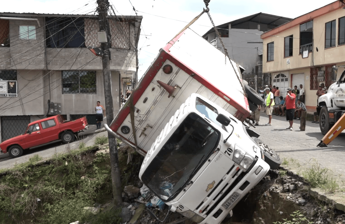 UN CAMIÓN SE ACCIDENTÓ AL INTENTAR ESQUIVAR A OTRO VEHÍCULO EN SANTO DOMINGO