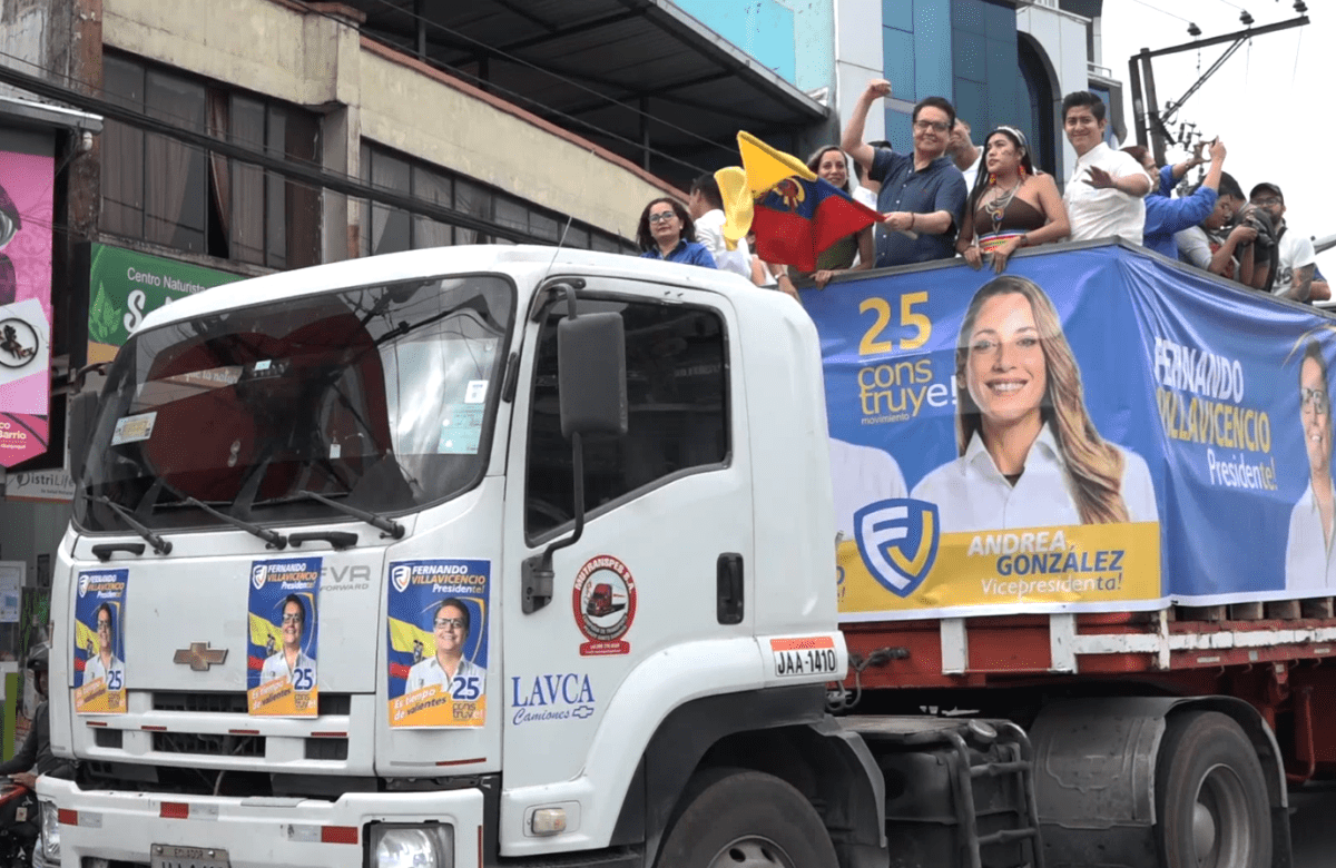 FERNANDO VILLAVICENCIO RECORRIÓ VARIOS PUNTOS DE SANTO DOMINGO MEDIANTE UNA CARAVANA