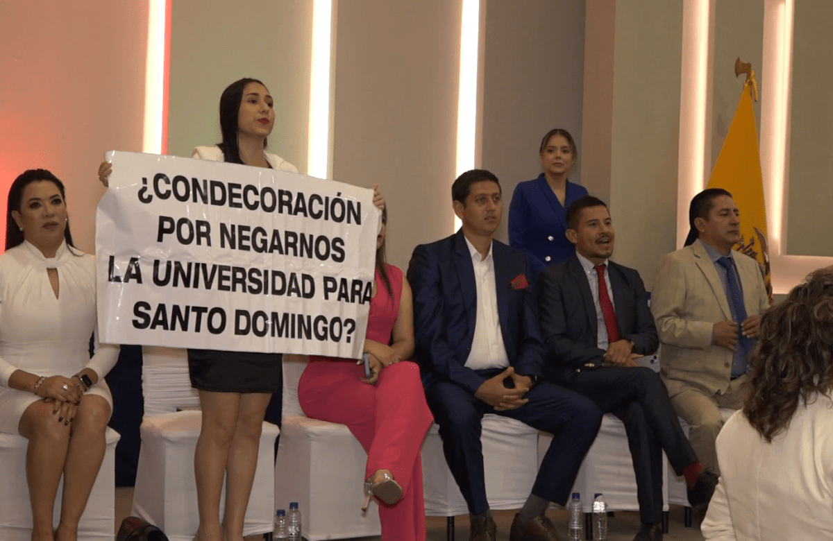 CONCEJAL DE SANTO DOMINGO EXHIBIÓ UN CARTEL DE PROTESTA DURANTE LA SESIÓN SOLEMNE POR LOS 56 AÑOS DE CANTONIZACIÓN
