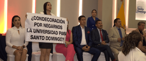 CONCEJAL DE SANTO DOMINGO EXHIBIÓ UN CARTEL DE PROTESTA DURANTE LA SESIÓN SOLEMNE POR LOS 56 AÑOS DE CANTONIZACIÓN