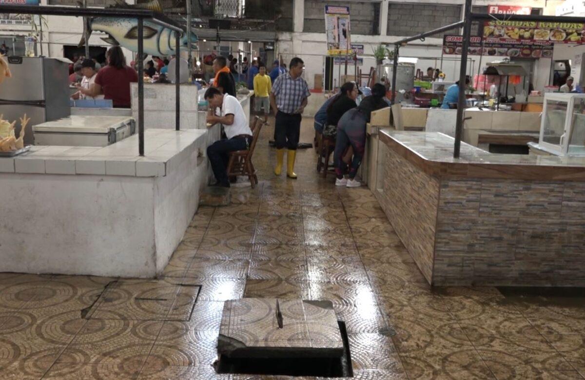 VARIOS LOCALES DEL MERCADO DE MARISCOS DE LA 17 DE DICIEMBRE AMANECIERON INUNDADOS