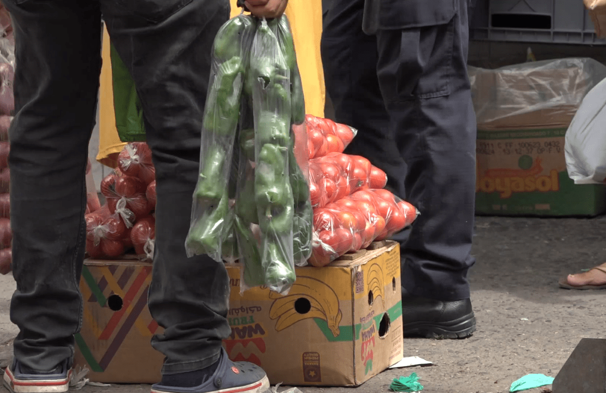 PESE A LOS CONTROLES SE SIGUEN ADQUIRIENDO LOS PRODUCTOS BÁSICOS A COSTOS ELEVADOS