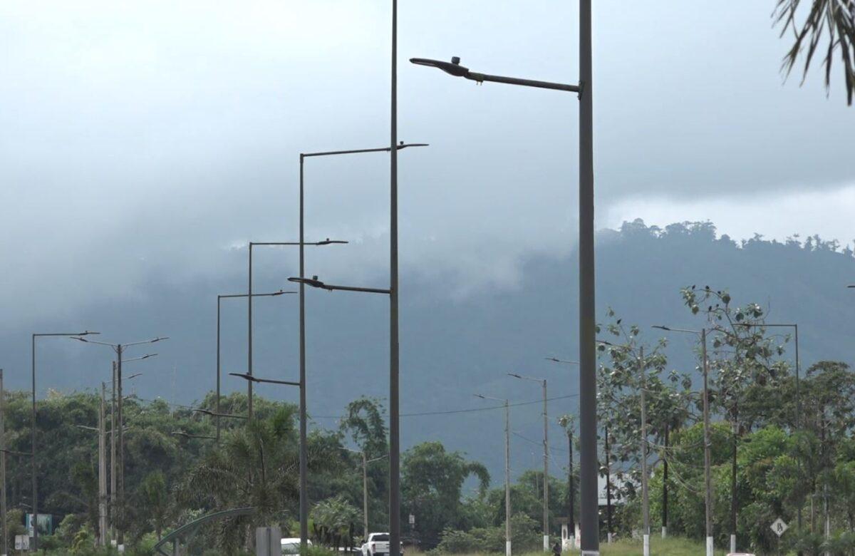 SEMANAS SIN ALUMBRADO PÚBLICO LLEVA UN TRAMO DE LA AV. QUITO