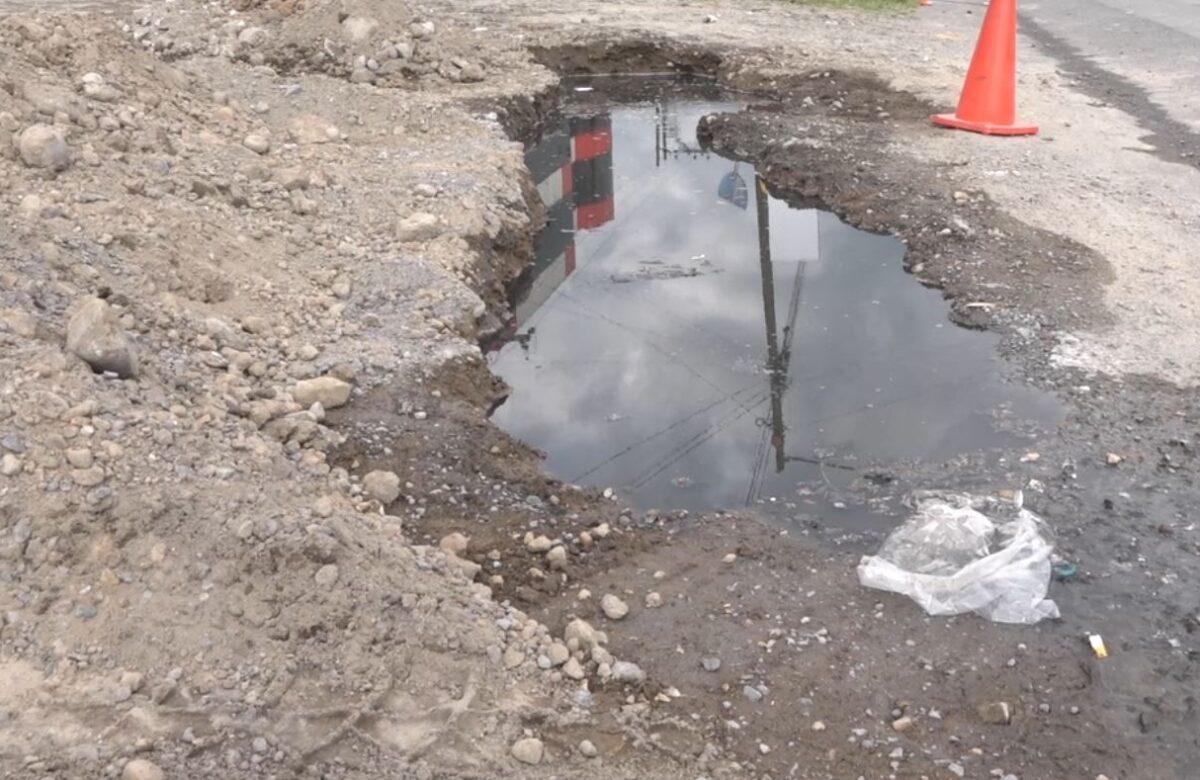 MALESTAR POR EL COLAPSO DE UNA TUBERÍA DE AGUAS SERVIDAS EN EL KM 3 DE LA VÍA A QUININDÉ