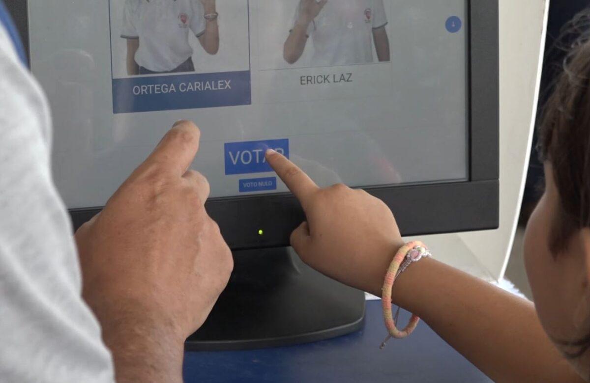 LA UNIDAD EDUCATIVA FE Y ALEGRÍA REALIZÓ LA ELECCIÓN DEL CONSEJO ESTUDIANTIL