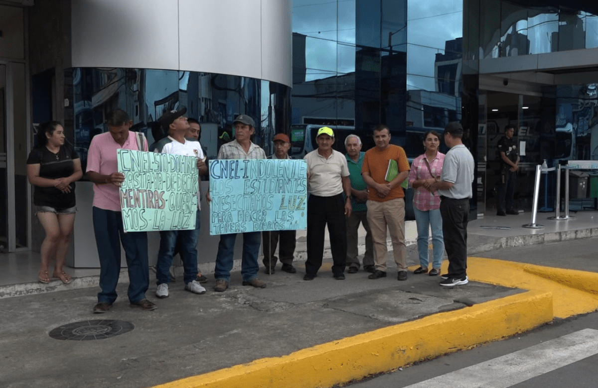 HABITANTES DEL RECINTO LAS BALSAS REALIZARON UN PLANTÓN EN LOS EXTERIORES DE CNEL SANTO DOMINGO